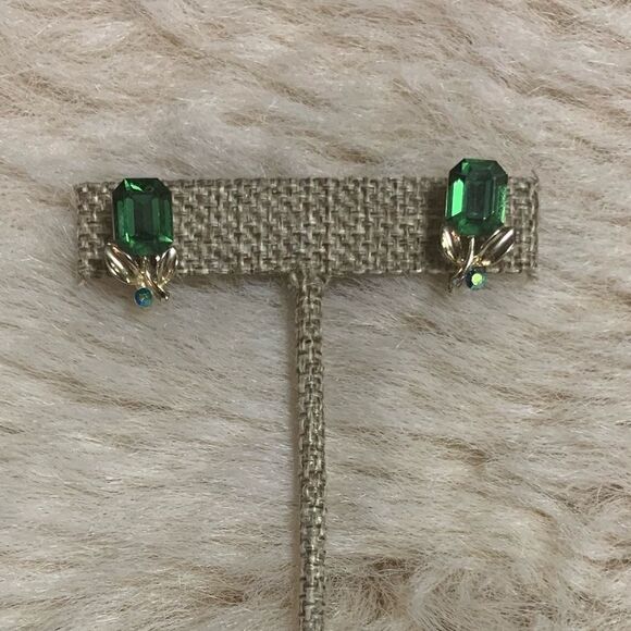 Vintage Lisner Emerald and Gold Clip on Earrings - Picture 1 of 3